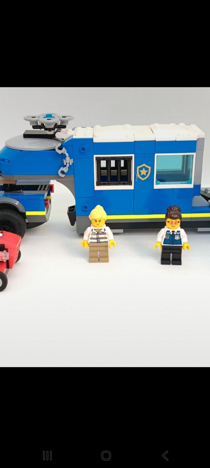 Figurine LEGO City 60315 Le camion de commandement mobile de la police
2 Notice fournie - photo numéro 4