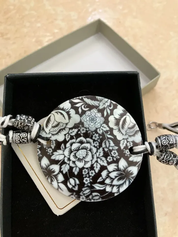 Bracelet réglable noir & blanc – Motif fleuri - photo numéro 2