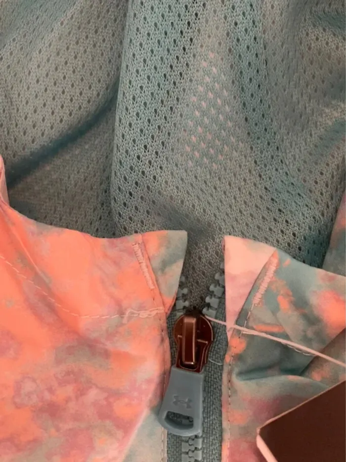 Under Armour Coupe-vent à capuche Woven Printed FD - bleu clair et rose : taille 14-16 ans - photo numéro 3
