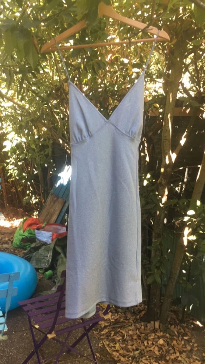 Jolie robe bleue pailletée - photo numéro 2
