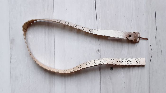 Accessoire femme ceinture dorée Magellan 110 cm Neuve