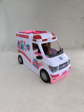 Véhicule médical Barbie