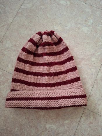 Bonnet tricoté rayé rose et bordeaux