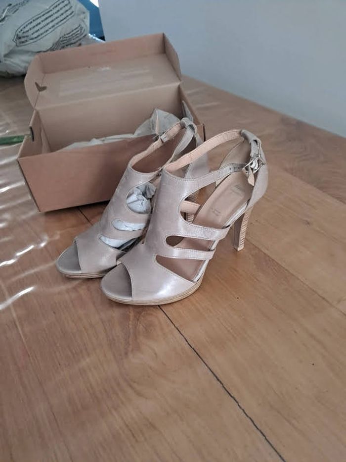 Sandales a talons BATA neuves