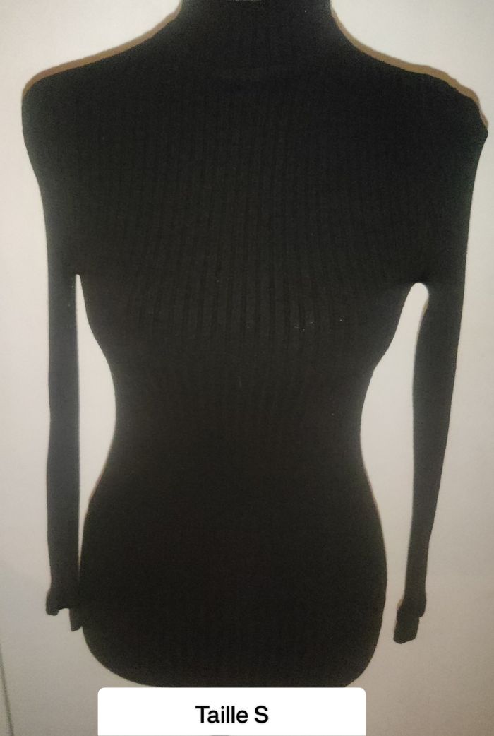 Pull noir cotelé