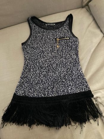 Robe avec bas à franges.