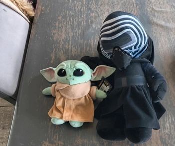 Peluche grogu l'enfant et kylo ren