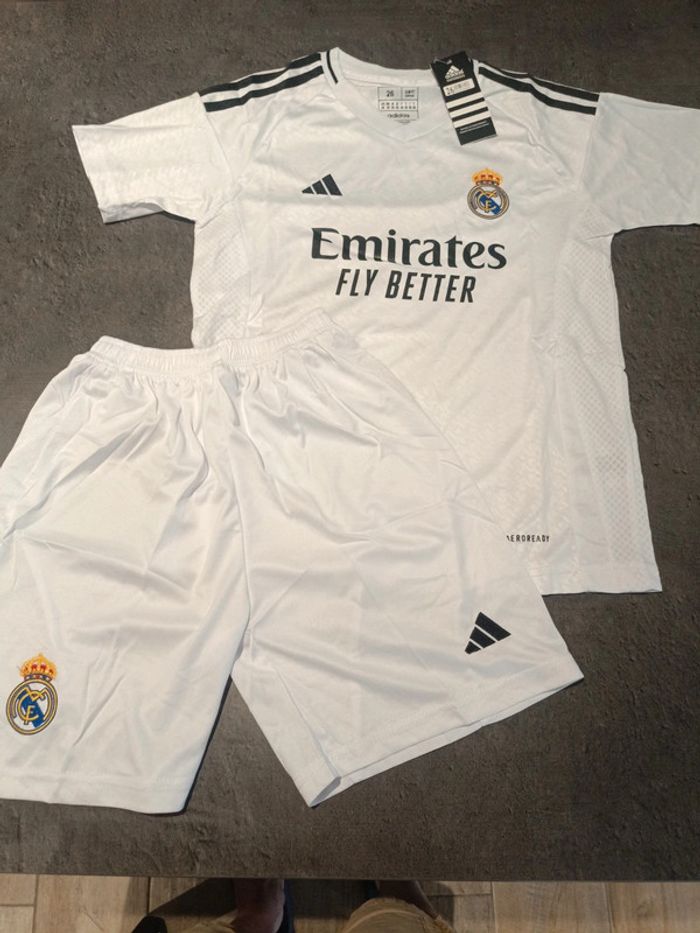Tenue foot Real Madrid blanc. T.26
