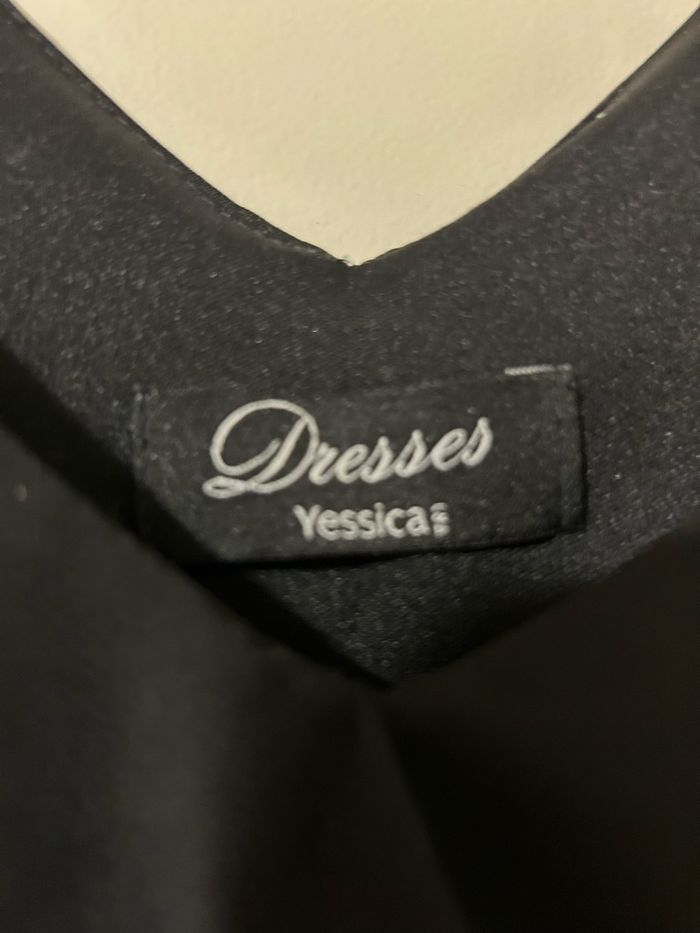 Robe noir avec froufrous - photo numéro 2