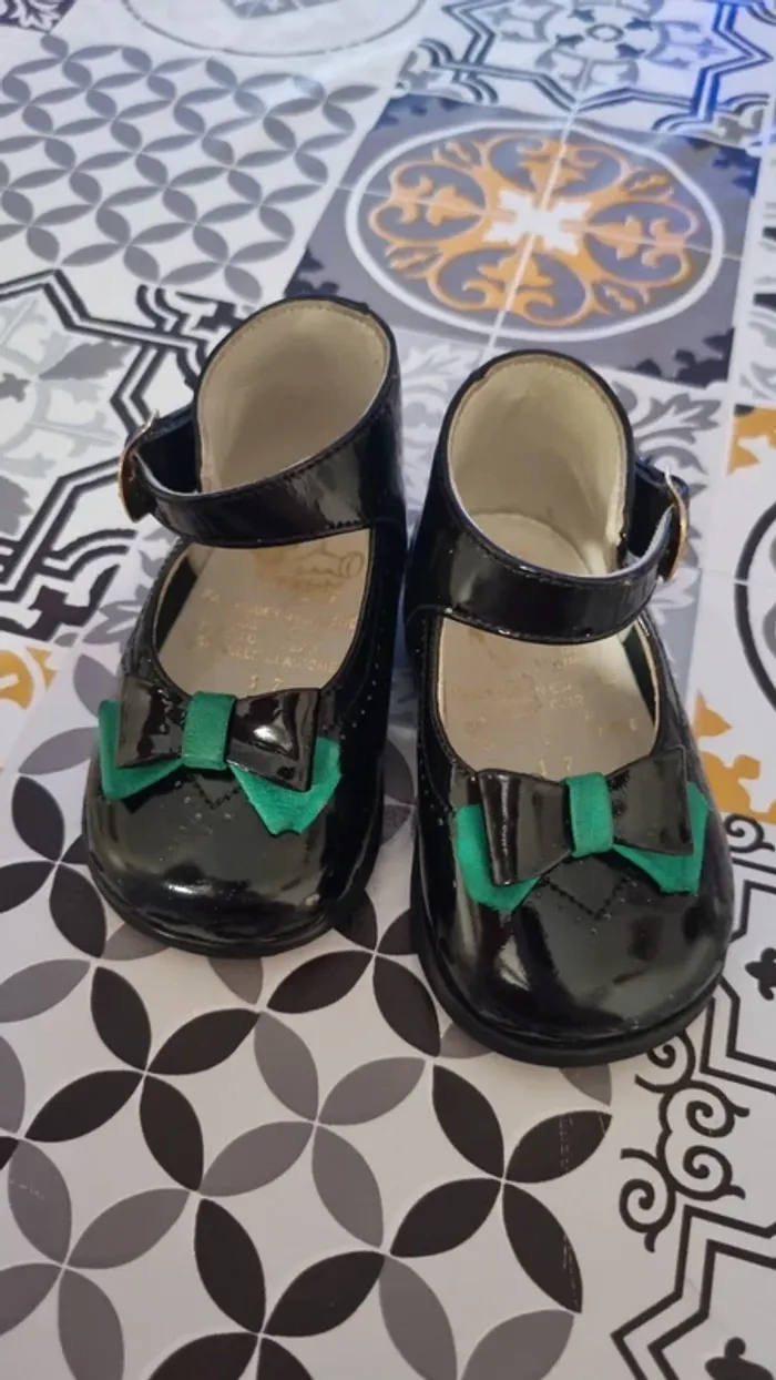 Petite chaussure de marché noir avec nœud vert taille 17 - photo numéro 4