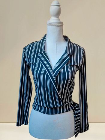 Blouse courte à rayures.