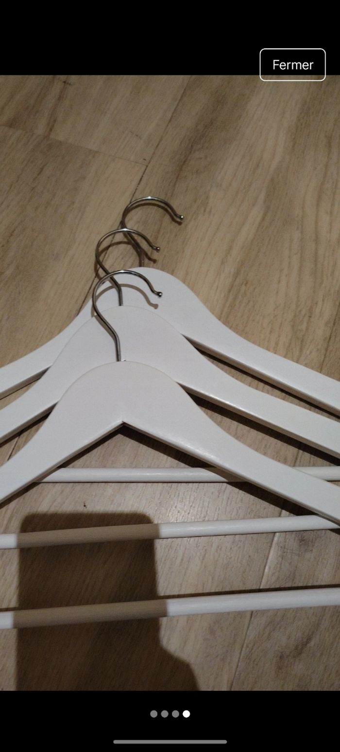 Lot de 20 cintres en bois - photo numéro 3