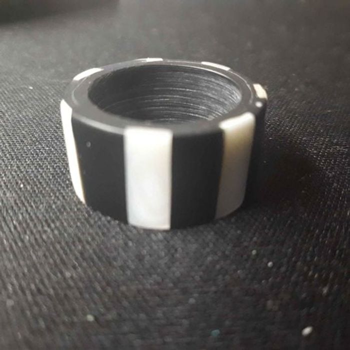 Bague nacré blanc, gris et noir
