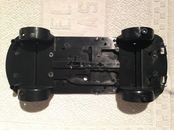 châssis socle extérieur miniature Volkswagen Touareg Parotech norev 1/18 1/18e