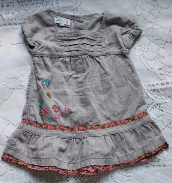 Joliee robe fille, en très bon état, taille 6 mois, parfait pour l'été