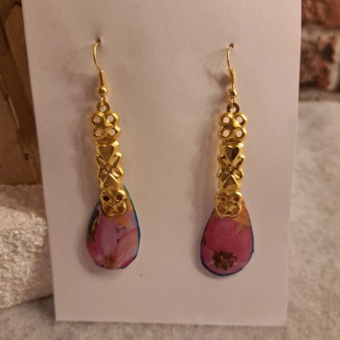 Boucles d'oreilles pendante en résine rose florale et doré - photo numéro 2