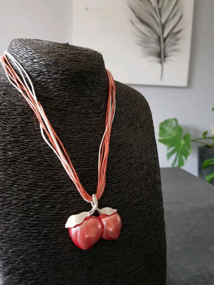 Collier cerise neuf - photo numéro 4