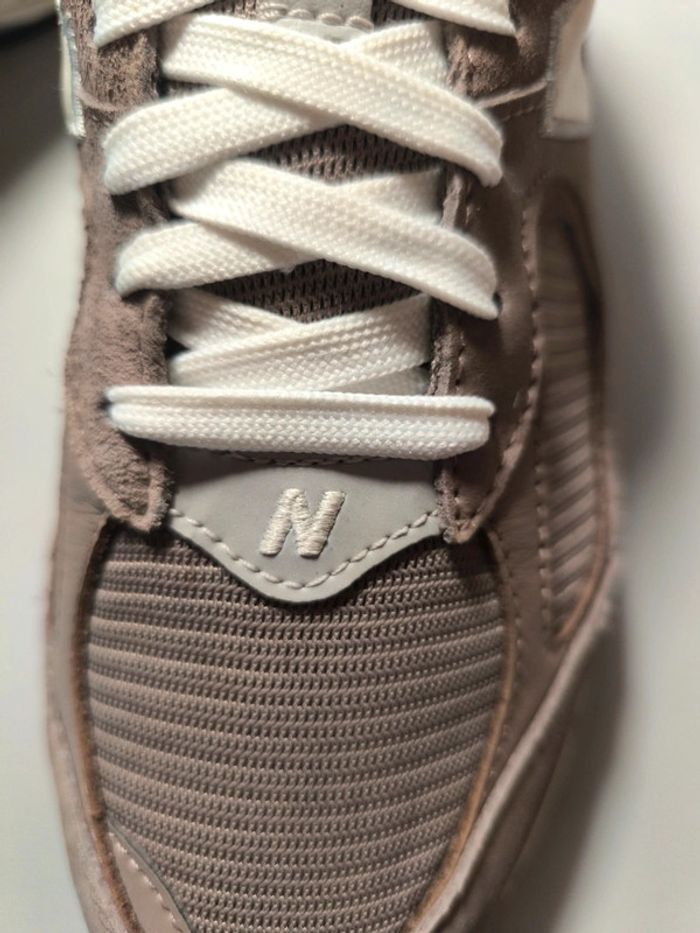 Baskets New Balance 2002r latte daim et cuir marron pointure 42.5 - photo numéro 9