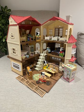 Grand maison éclairée complète et famille vache