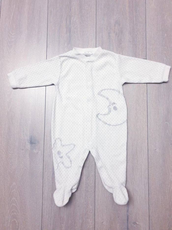 Pyjama blanc et gris étoile. Garçon ou fille 9 mois.
