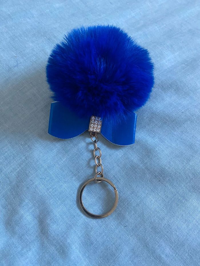 Superbe porte-clés pompon noeud bleu roi