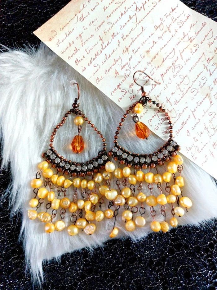 Magnifique paire de boucles d'oreilles pendantes en perles couleur crème nacré - photo numéro 2