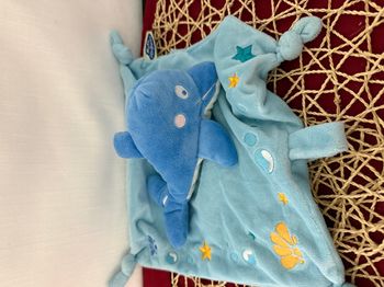 Dauphin MOTS D'ENFANTS doudou carré plat