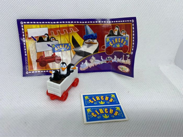 Figurine kinder surprise Madagascar 3, DC 211 pingouin circus + papier