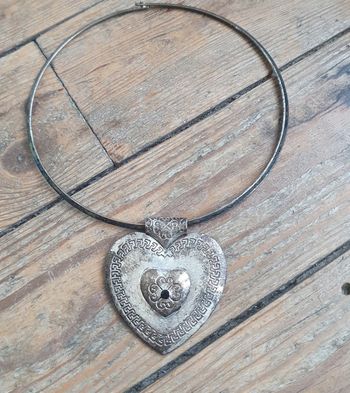 Collier métallique pendentif gros cœur dessins et diamant noir