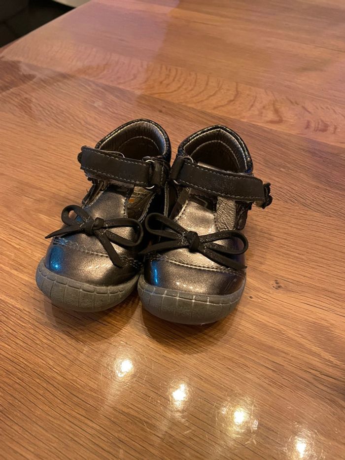 Chaussure ouverte taille 20
