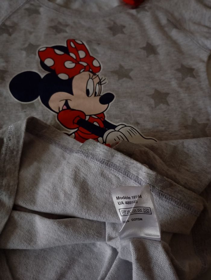 Robe à manches courtes. 6 ans .Coton . Gris clair ,rouge,noir et paillettes . Disney Minnie Mouse. Parfait état - photo numéro 6