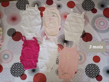 Lot 6 bodies à bretelles taille 3 mois 👧