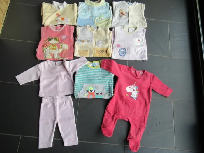 Lot de 62 vêtements fille 3 mois + chaussettes automne / hiver (bodies, pyjamas, habits) - photo numéro 4