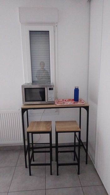 Table cuisine avec deux tabourets