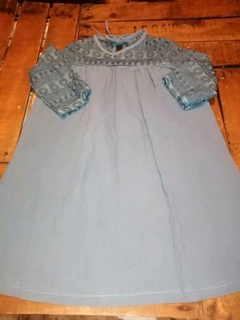 Belle robe bleue gris