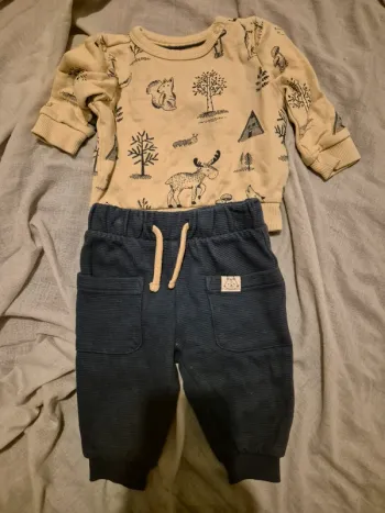 Ensemble pull + pantalon C&A 2-3 mois