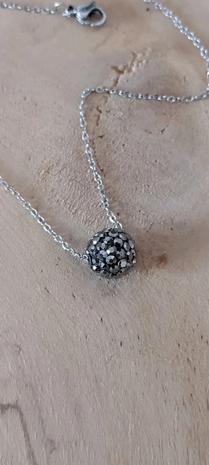 Collier boule strass noir