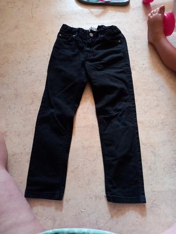 Jean zara 5 6 ans un peu usé aux genoux et aux fesses
