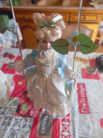 Poupée en porcelaine 