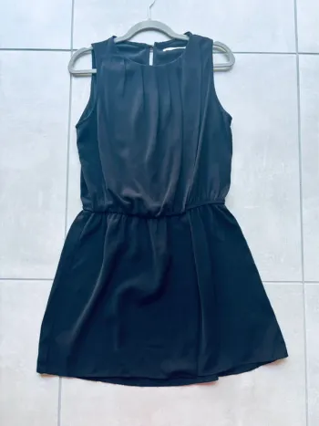 Magnifique petite robe noire cintrée Vera & Lucy