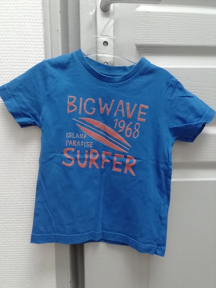 Vends t-shirt garçon été bleu marine avec motif sur le devant