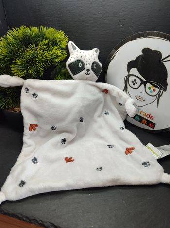 Doudou plat Raton laveur blanc noir empreintes Vertbaudet feuille marron Noeud 