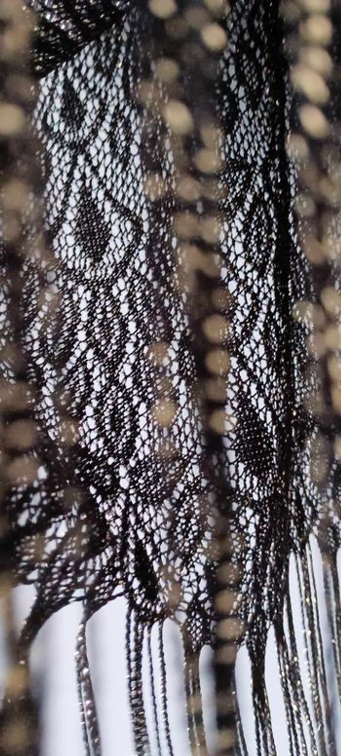 Haut ajouré sans manches noir et or à paillettes avec franges Taille 6 - photo numéro 7