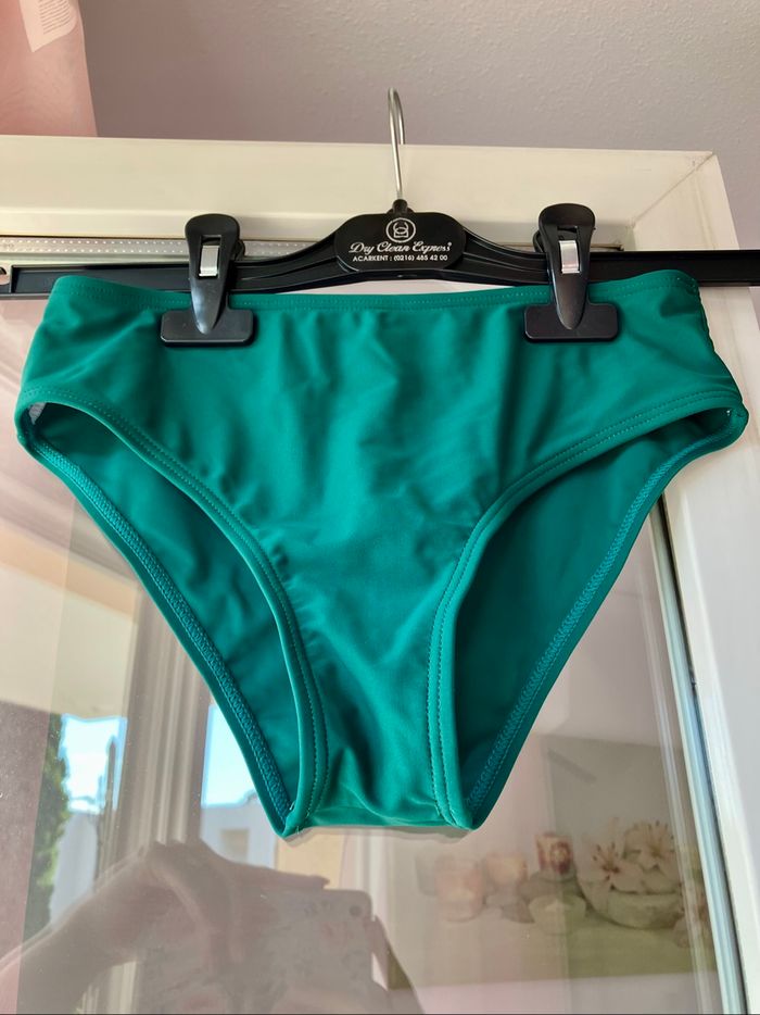Slip de bain vert bouteille pour enfant 10 ans - photo numéro 2