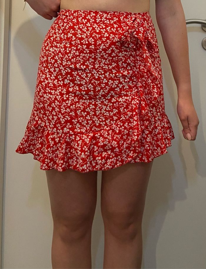 Jupe rouge à fleurs