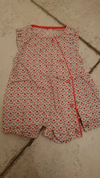 Combishort / barboteuse 1 mois à motifs gris et rouge