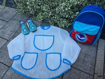 Lot pantoufles sac école tablier peinture