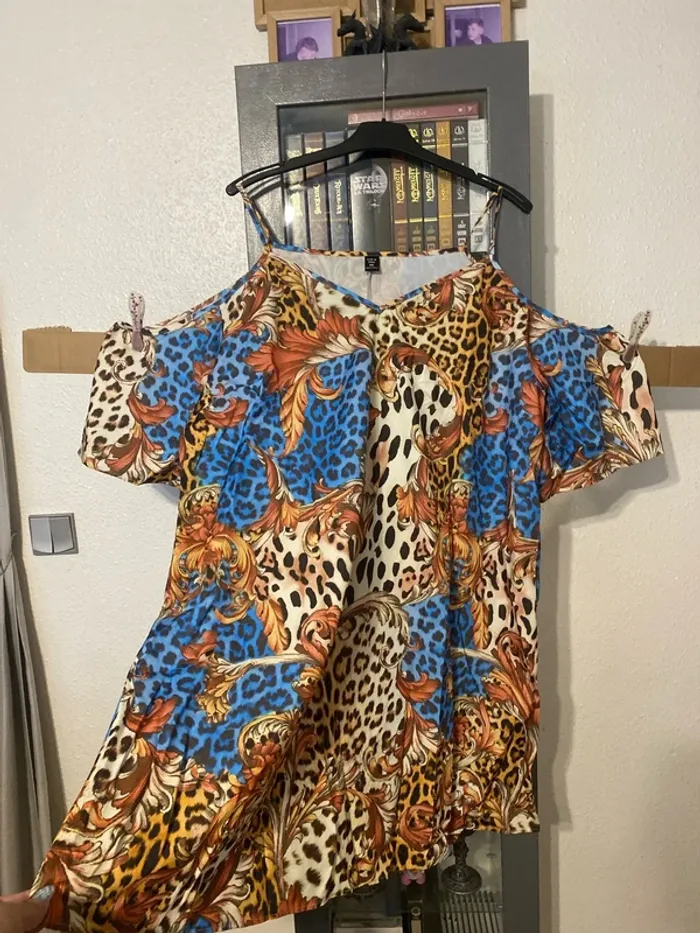 superbe robe épaules dénudées panthère bleu taille 52 neuve shein curve