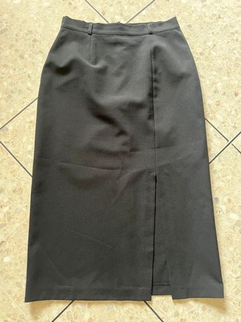 Jupe longue noire,taille 42, fendue sur le devant.