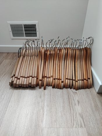 Lot de 38 cintres en Bois